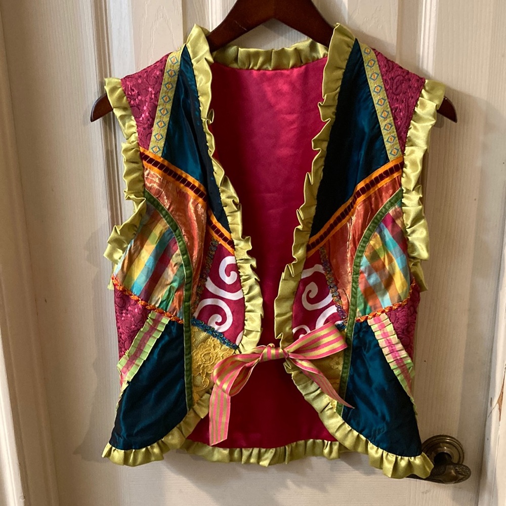 SIMPLY DETAILED VEST SIZE MEDIUM